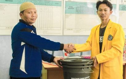 Peduli Lingkungan, Mahasiswa HMPS PPKN FKIP UPS Tegal Bagikan Tempat Sampah