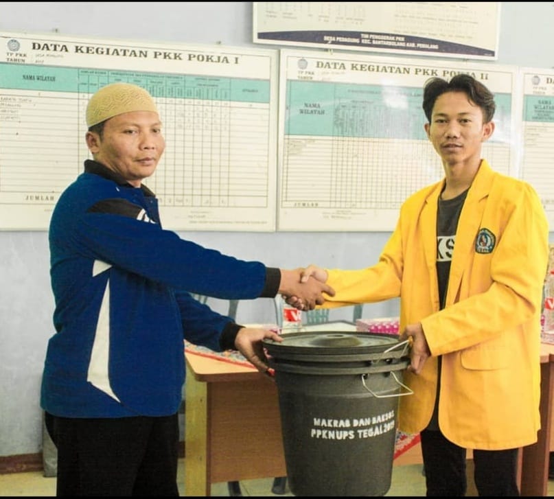 Peduli Lingkungan, Mahasiswa HMPS PPKN FKIP UPS Tegal Bagikan Tempat Sampah