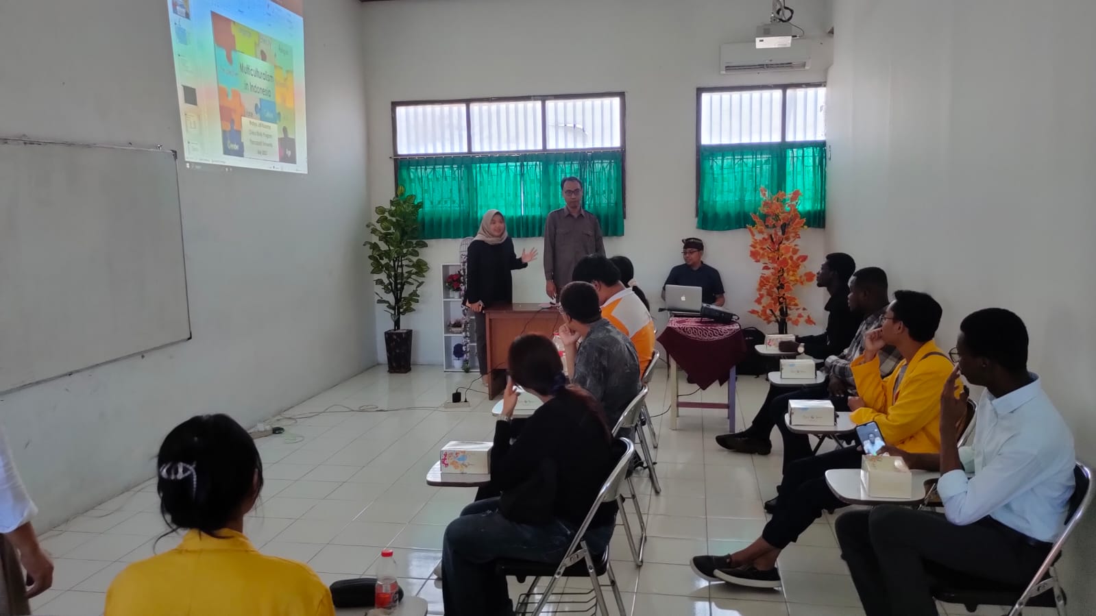 Program Studi Pendidikan Pancasila dan Kewarganegaraan FKIP UPS Ajarkan Mahasiswa Asing Keberanekaragaman di Indonesia