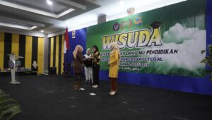 WISUDA SARJANA PERIODE GASAL FAKULTAS KEGURUAN DAN ILMU PENDIDIKAN, PENUH AROMA INTERNASIONALISASI
