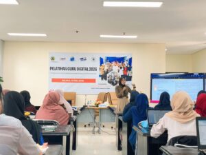GEBRAKAN MOTIVASI DI TEGAL! Dr. Yoga Prihatin Bangun Kepercayaan Diri Guru Berbahasa Inggris