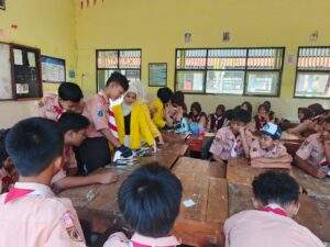 Mahasiswa Pendidikan Matematika Gelar Pemberdayaan Masyarakat Melalui Kreasi Gantungan Kunci Ramah Lingkungan